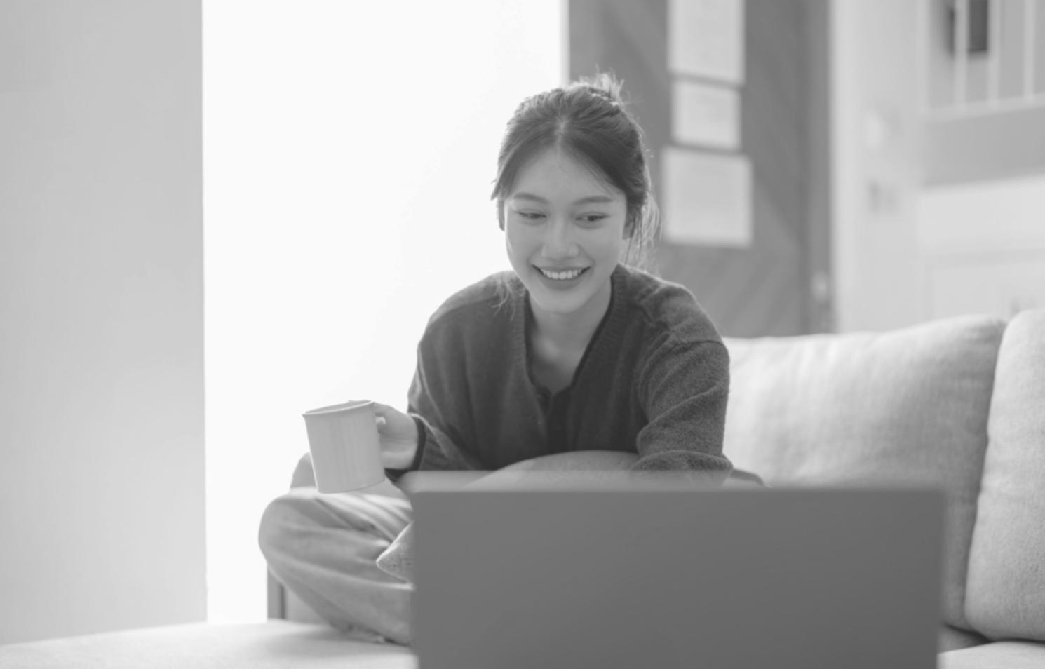 Equipo financiero trabajando en análisis de datos y estrategias empresariales